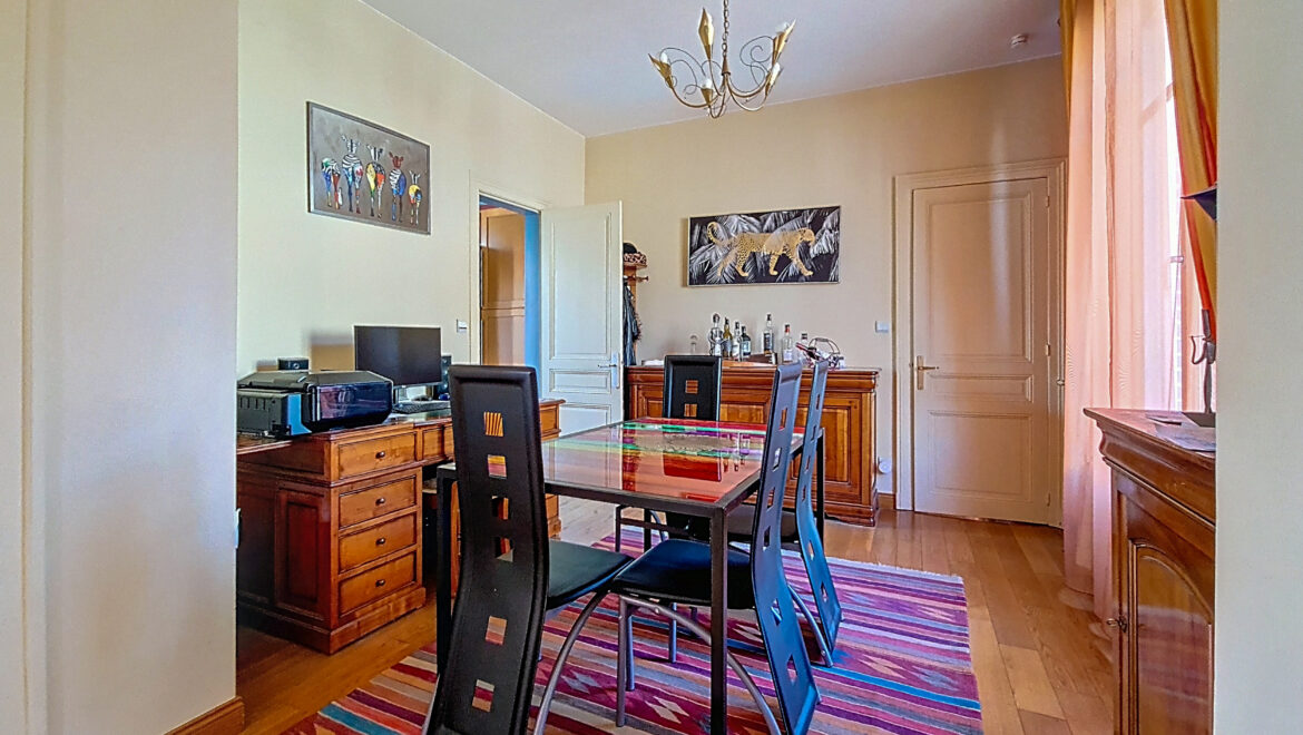 Maison 8 pièces de 206 m² à Saint-Pierre-du-Vauvray (27430) à vendre