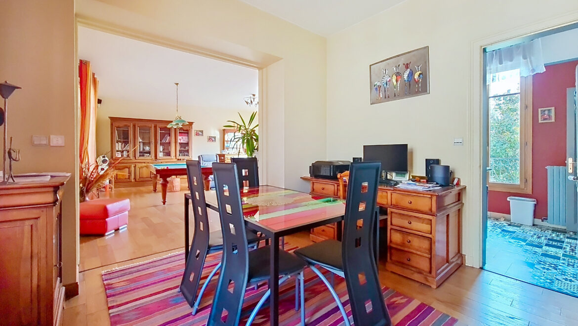 Maison 8 pièces de 206 m² à Saint-Pierre-du-Vauvray (27430) à vendre