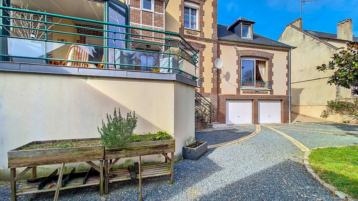 Maison 8 pièces de 206 m² à Saint-Pierre-du-Vauvray (27430) à vendre