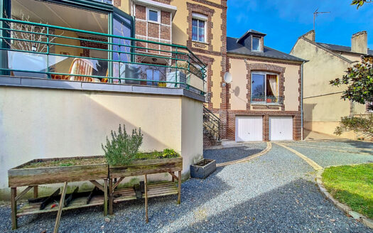 Maison 8 pièces de 206 m² à Saint-Pierre-du-Vauvray (27430)