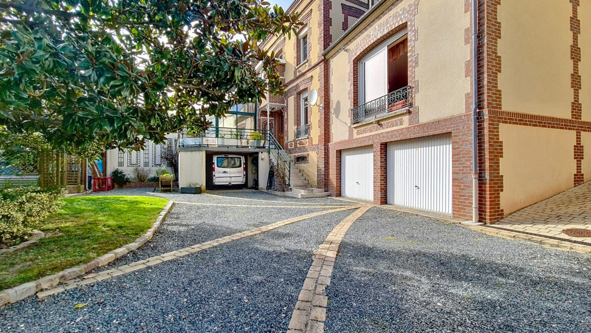 Maison 8 pièces de 206 m² à Saint-Pierre-du-Vauvray (27430) à vendre