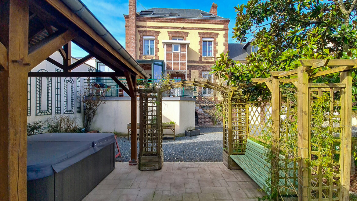 Maison 8 pièces de 206 m² à Saint-Pierre-du-Vauvray (27430) à vendre