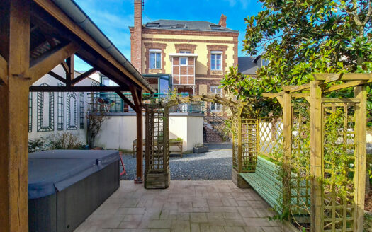 Maison 8 pièces de 206 m² à Saint-Pierre-du-Vauvray (27430)