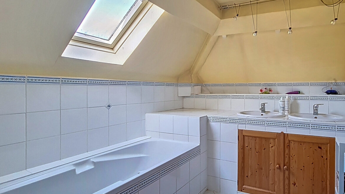 Maison 8 pièces de 206 m² à Saint-Pierre-du-Vauvray (27430) à vendre