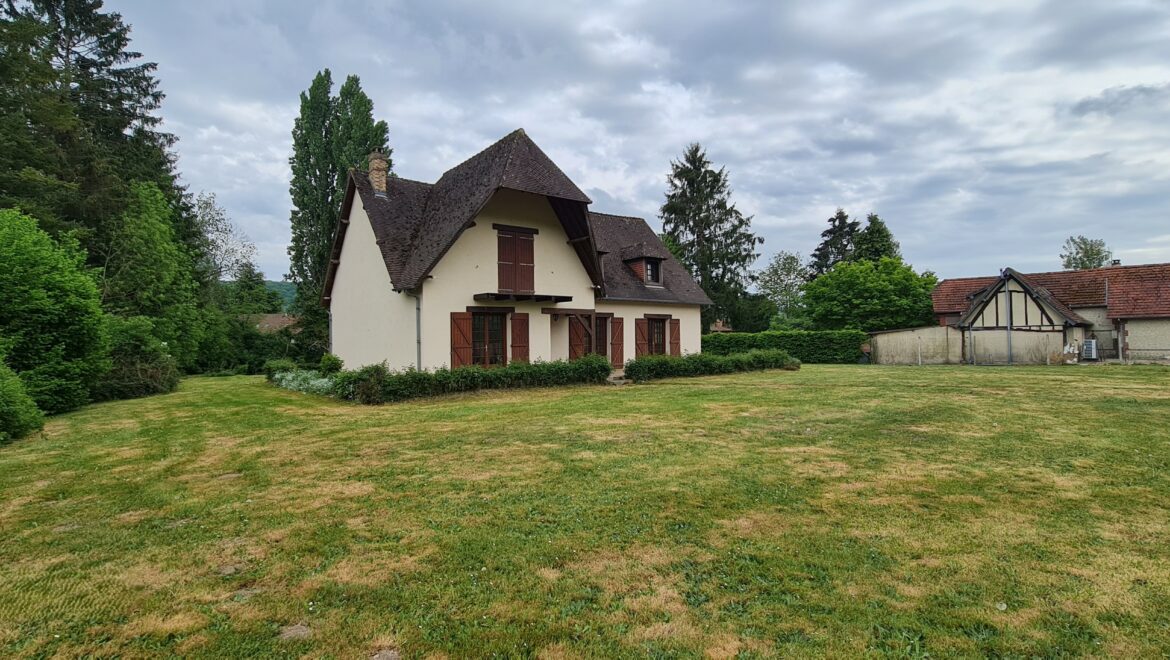 Maison traditionnelle à vendre. 4 pièces de 111 m² à Hondouville (27400)