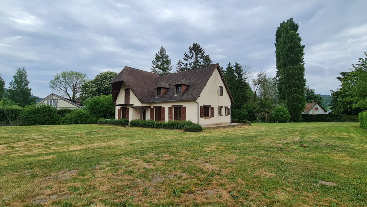 Maison traditionnelle à vendre. 4 pièces de 111 m² à Hondouville (27400)