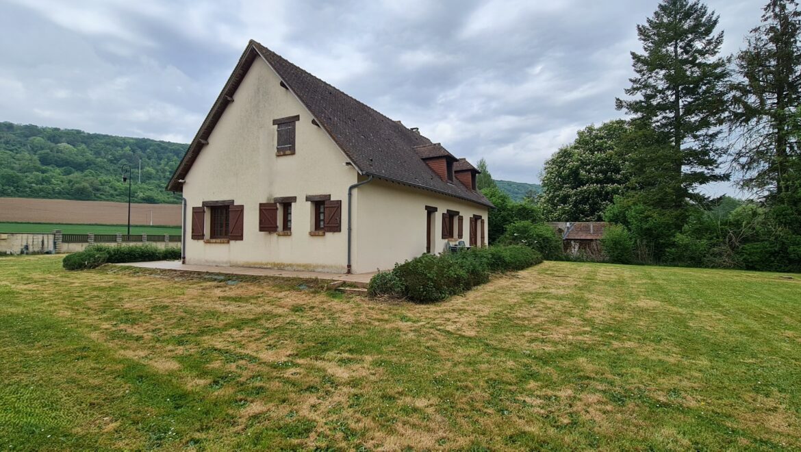 Maison traditionnelle à vendre. 4 pièces de 111 m² à Hondouville (27400)