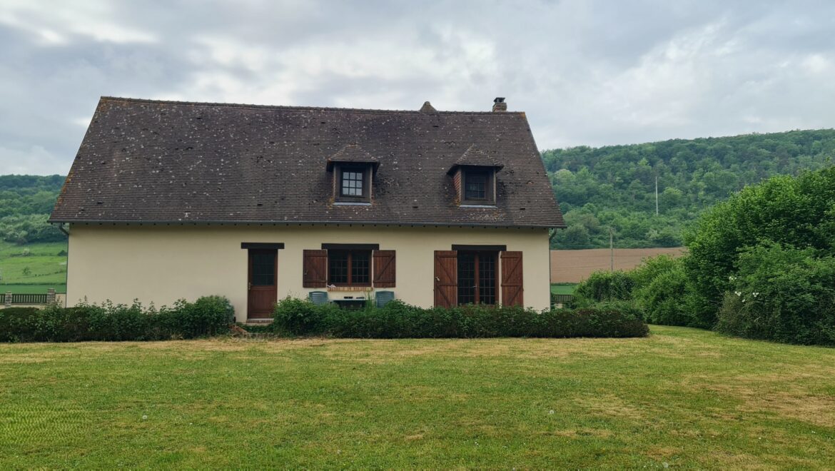Maison traditionnelle à vendre. 4 pièces de 111 m² à Hondouville (27400)
