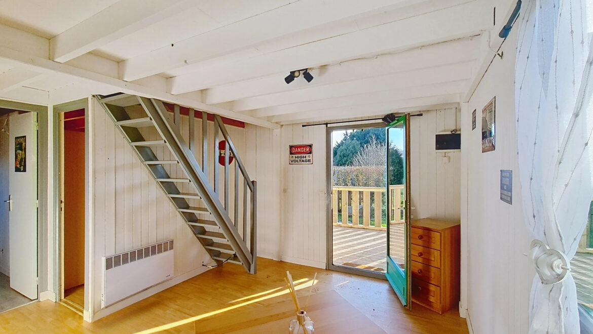 Chalet à vendre à Saint-André-d’Hébertot avec terrasse bois et jardin clos