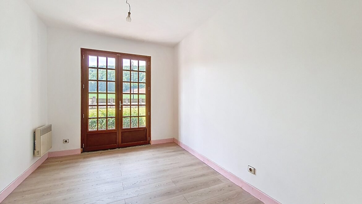 Maison traditionnelle à vendre. 4 pièces de 111 m² à Hondouville (27400)