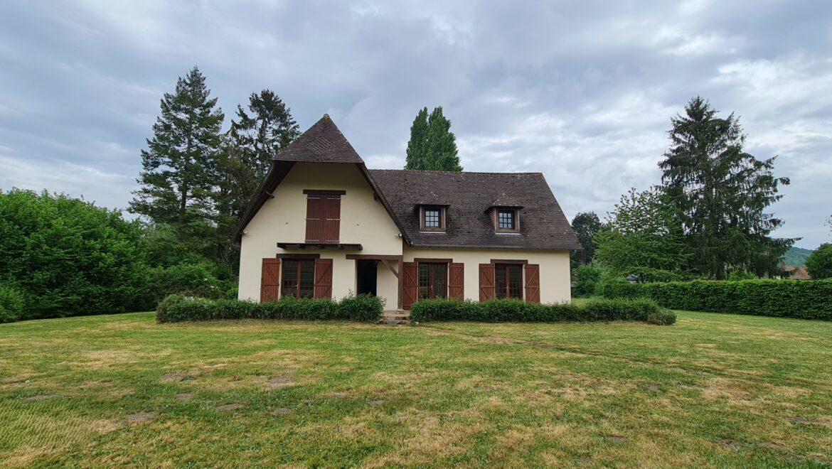 Maison traditionnelle à vendre. 4 pièces de 111 m² à Hondouville (27400)