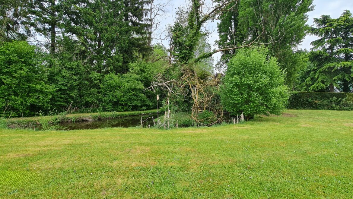 Maison traditionnelle à vendre. 4 pièces de 111 m² à Hondouville (27400)
