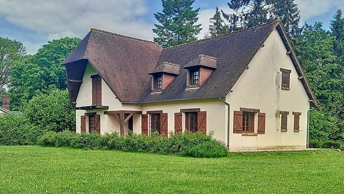 Maison traditionnelle à vendre. 4 pièces de 111 m² à Hondouville (27400)