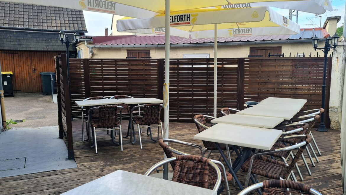 Bar-brasserie à vendre à Oissel 76350, 100 m² avec terrasse, idéal pour activité commerciale de proximité