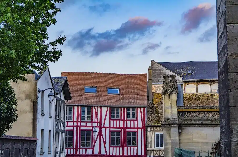 Conseiller immobilier à Louviers, je vous accompagne avec un service sur-mesure pour sécuriser votre achat ou vente immobilière en toute confiance.