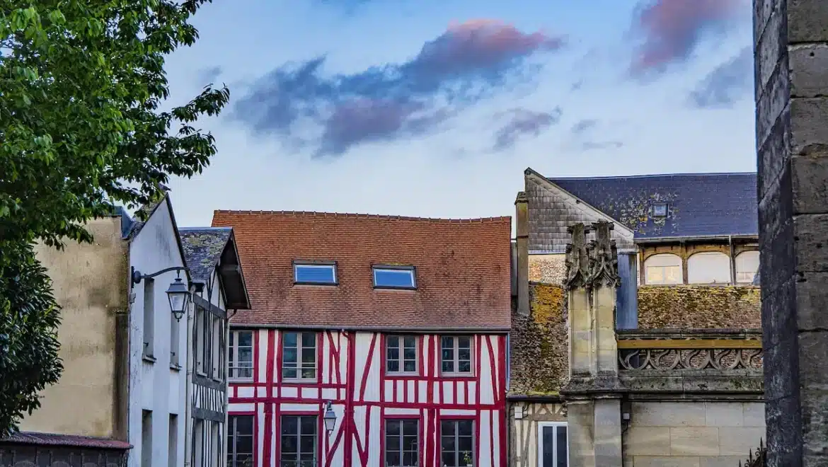 Conseiller immobilier à Louviers, je vous accompagne avec un service sur-mesure pour sécuriser votre achat ou vente immobilière en toute confiance.
